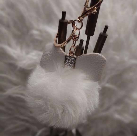 SOLDOUT" NWOT FAUX FUR BALL - Picture 2 of 4